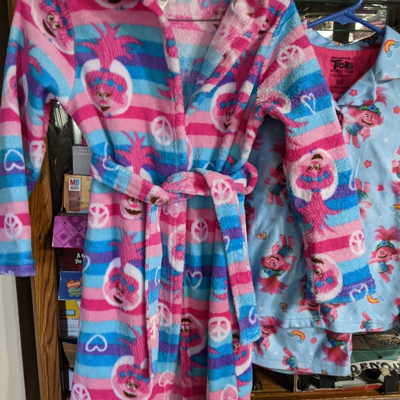 Trolls fleece bathrobe and TWO pajamas size 8/10 - Picture 2 of 6